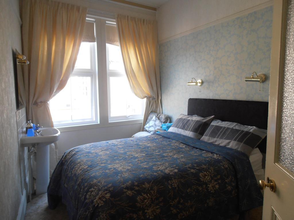 מורפת' Riverside Guest House חדר תמונה
